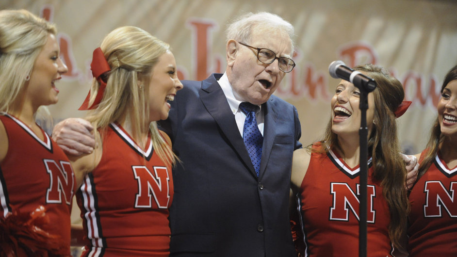 Na valné hromadì Berkshire Hathaway si Buffett zazpíval s roztleskávaèkami Univerzity of Nebrasca