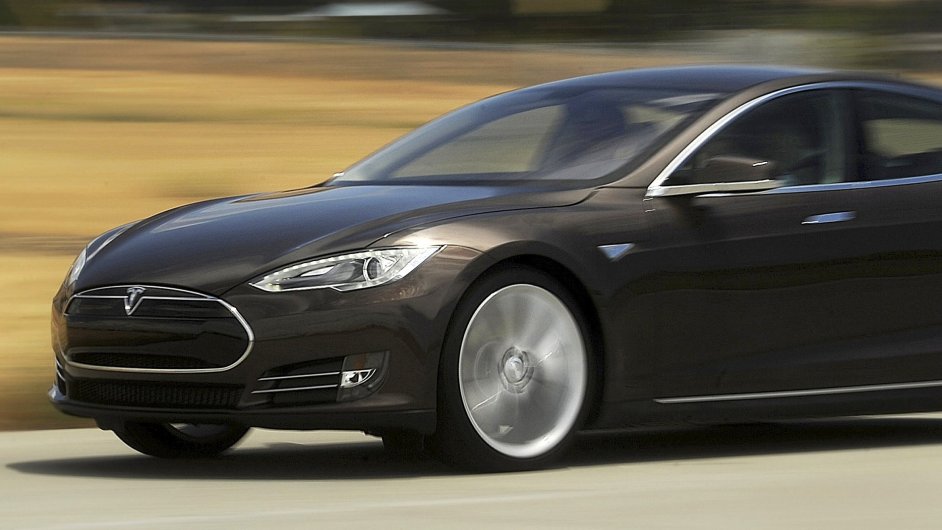 Elektromobily Tesla  stedem pozornosti Jak se investor 