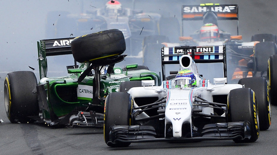Felipe Massa kon GP Austrlie pot, co jeho vz zezadu odstelil Kamui Kobajai.