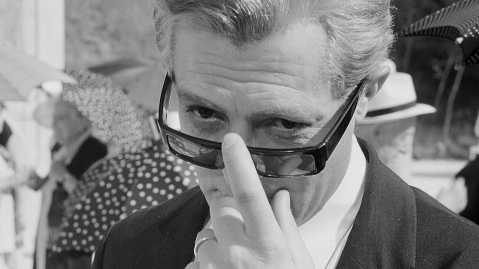 Hlavn roli v Osm a pl ztvrnil Felliniho dvorn herec Marcello Mastroianni.
