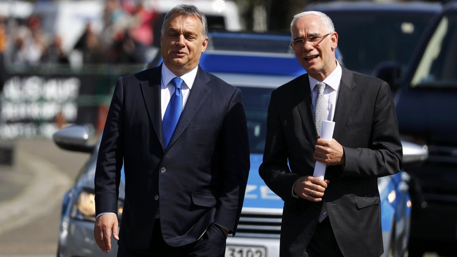 Maarsk premir Viktor Orbn (vlevo) na cest k novinm po nvtv bvalho nmeckho kancle Helmuta Kohla.