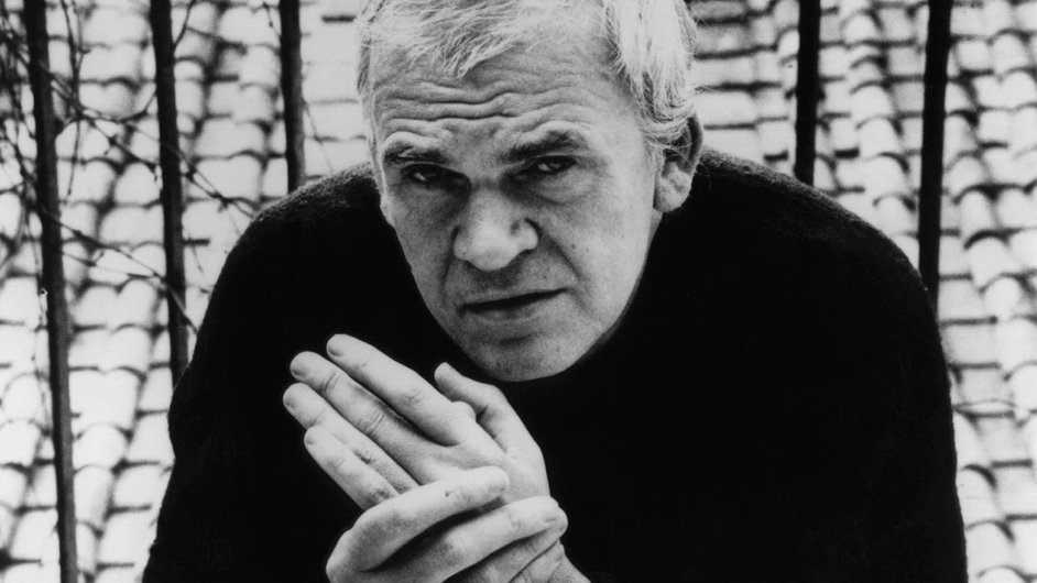 Kundera v románu Život je jinde cílí „do srdce Velkých Pravd a Velkých Postav“, napsal spisovatel Claude Roy.