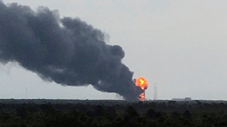 Raketa spolenosti SpaceX vybuchla pi ppravch na start.
