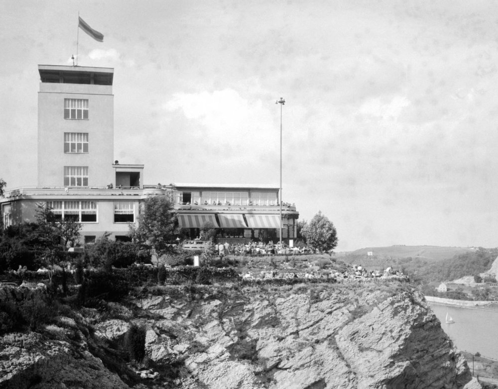 Skalní ostroh nad strakonickou výpadovkou a korytem Vltavy má být zastavěn hotelovým komplexem z obou stran původní restaurace navržené Maxem Urbanem.