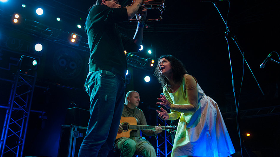 Zpvaka Iva Bittov pi loskm koncert ikori na festivalu Trutnoff s trumpetistou Oskarem Trkem a kytaristou Vladimrem Vclavkem.