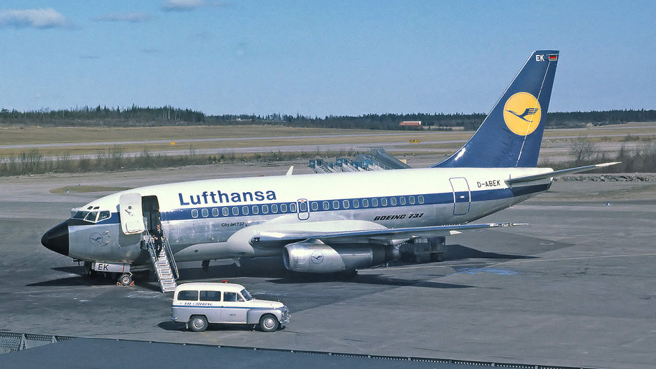 Boeing 737 v barvch Lufthansy (fotografie z roku 1968)
