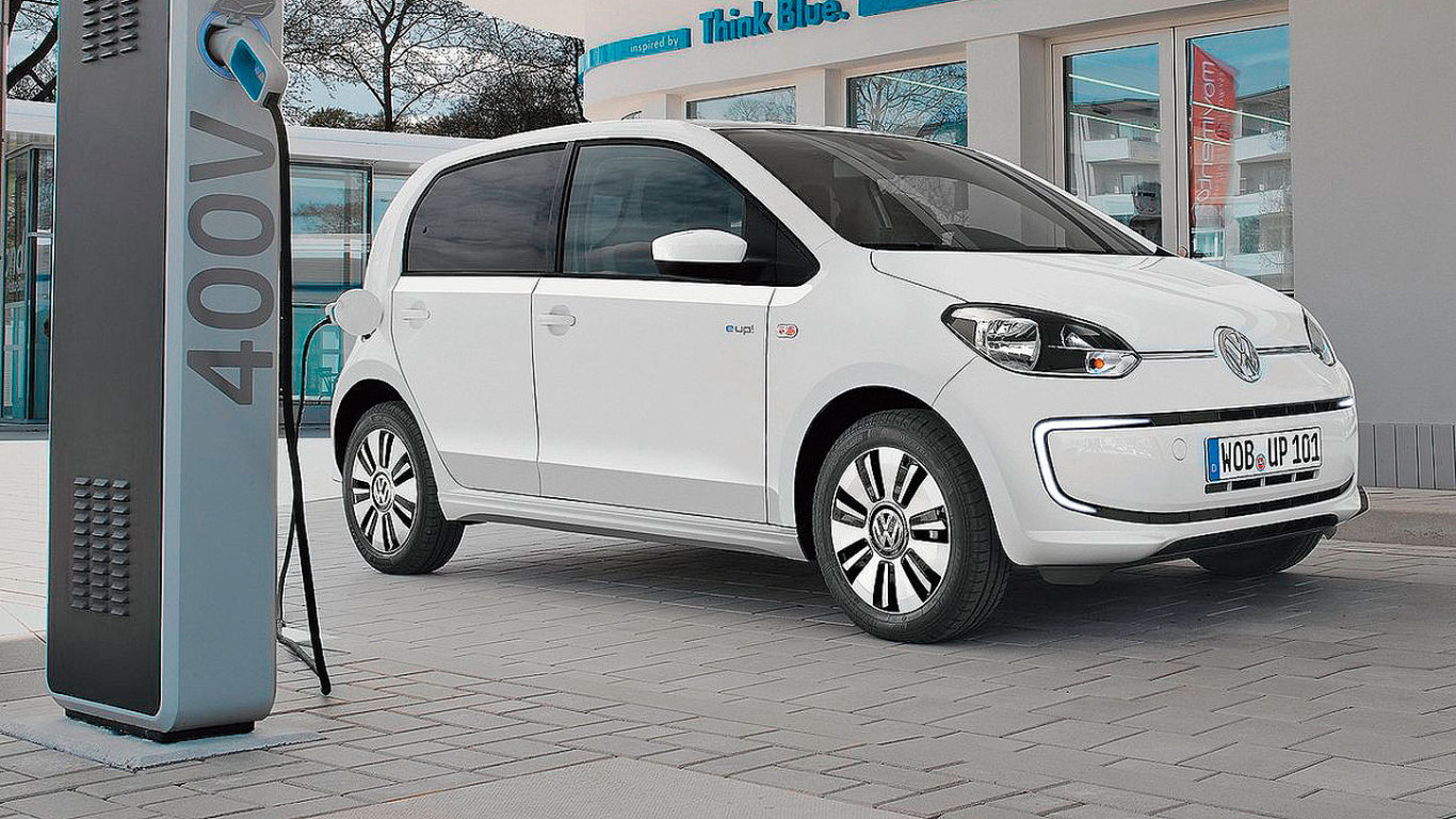 Nejlevnj elektromobil na eskm trhu Volkswagen e-up! stoj tm 620 tisc korun.