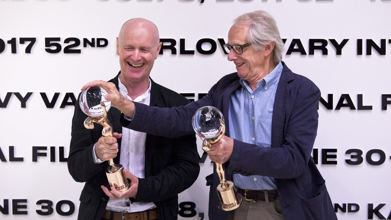 Scenárista Paul Laverty a režisér Ken Loach zapózovali s Køištálovými glóby za umìlecký pøínos kinematografii, které obdrželi na festivalu v Karlových Varech.