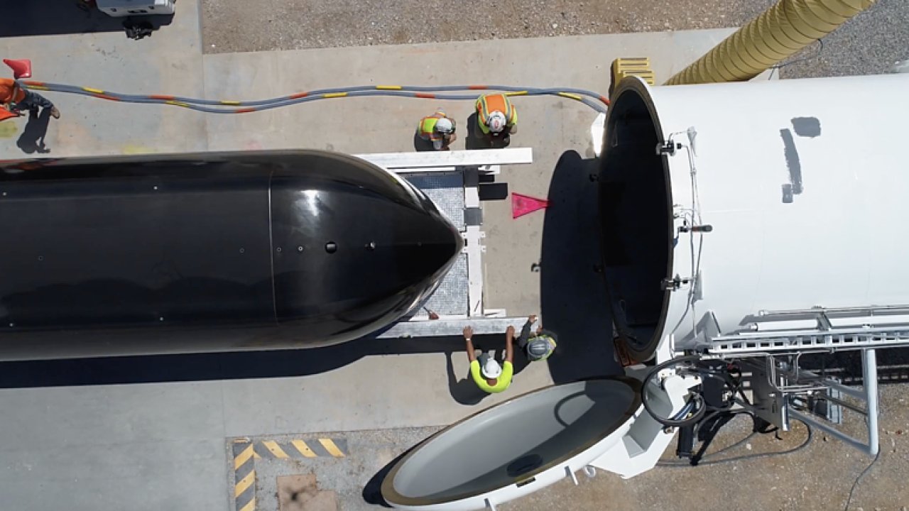 Hyperloop One se bude pohybovat rychlost 1200 km/h. Z Dubaje do Ab Dhab dojede za 12 minut