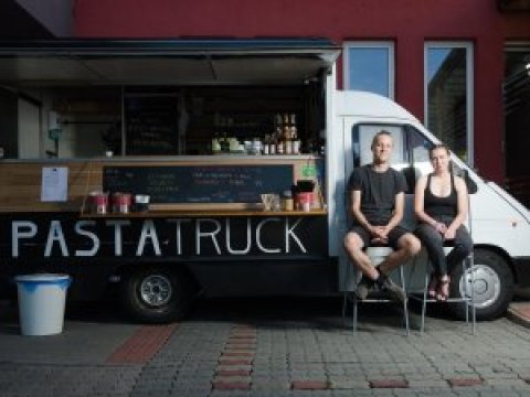 Robin Krčmář s přítelkyní Anette Prokešovou před Pasta Truckem