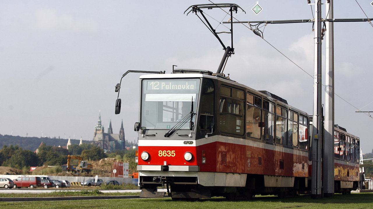Zmny v MHD v Praze. Na snmku tramvaj slo 12 na Letensk plni
