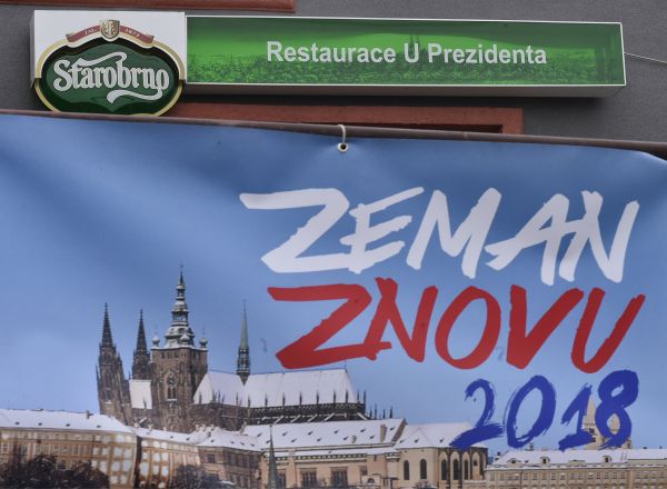 Volební billboard u Restaurace U Prezidenta nedaleko volební místnosti v Novém Veselí na ársku.
