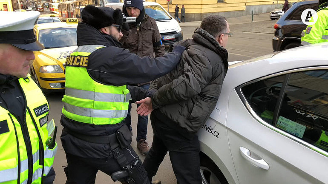 Taxiki blokovali centrum Prahy. Policist jednoho zadreli, nechtl se rozjet.