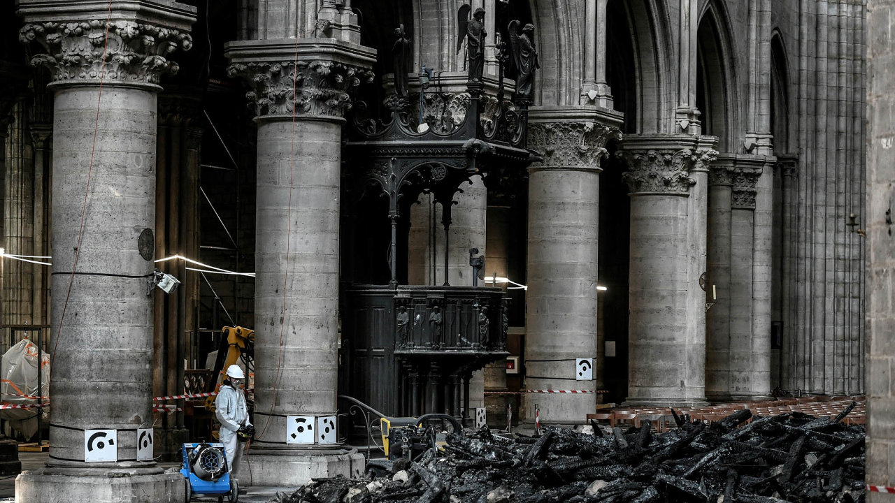 Gotickou katedrlu Notre-Dame poniil 15. dubna siln por. Prce nazajitn katedrly byly perueny vpolovin ervence. Obnov se vpondl.