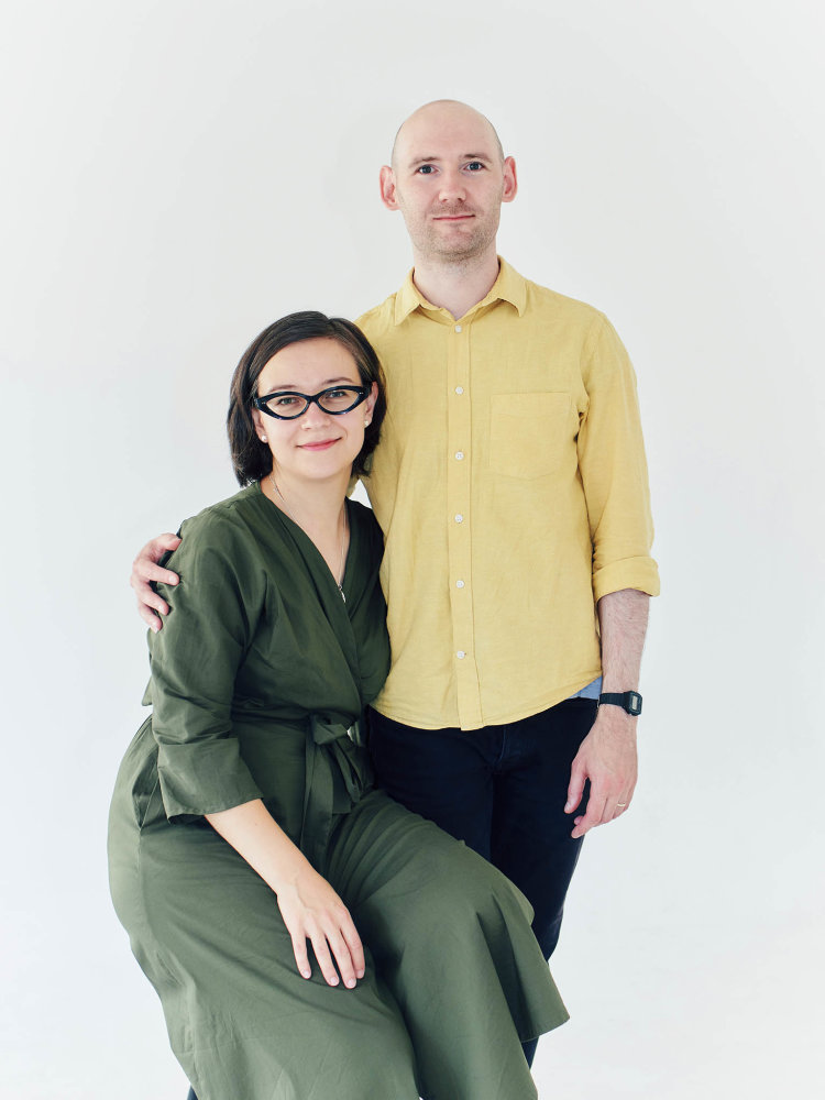 Zatímco Anastázie se věnuje především šperku, její manžel Pavel Kahotski má ve studiu na starosti brýle na míru.