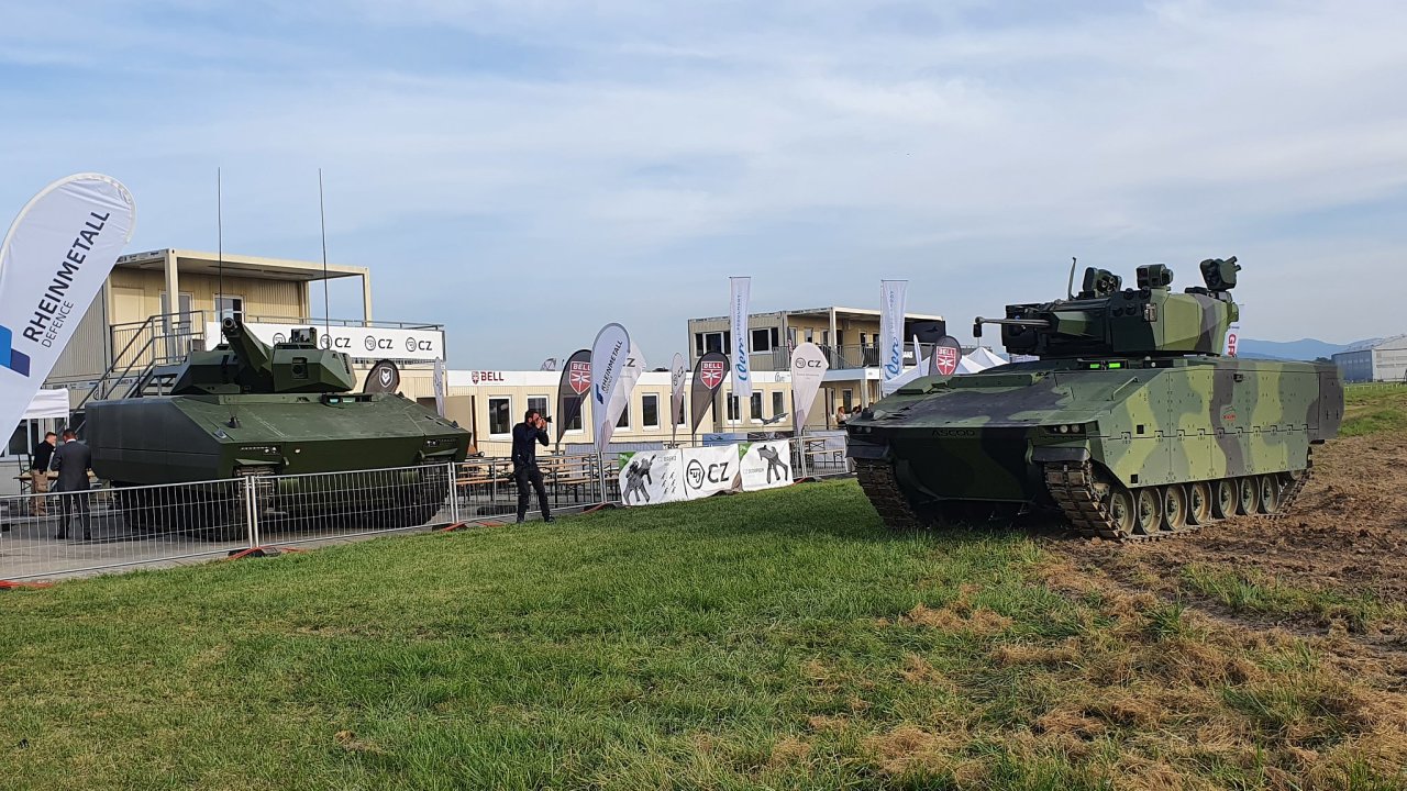 Dva ze tøí strojù, které se ucházejí o èeský tendr na bojová vozidla pìchoty. Vlevo Lynx nìmecké firmy Rheinmetall a vpravo Ascod amerického výrobce General Dynamics na loòských Dnech NATO v Ostravì.