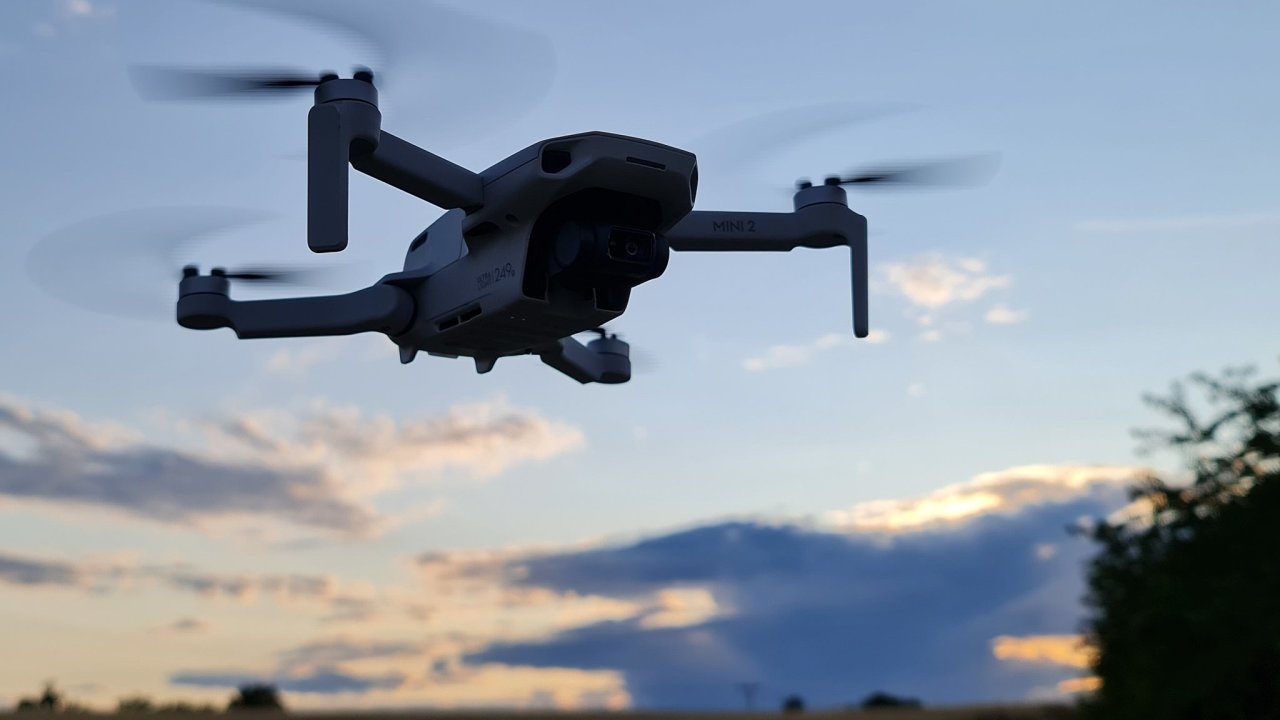 Ltn s dronem nezkaz ani psnj legislativa, vtinou sta neltat nad cizmi lidmi