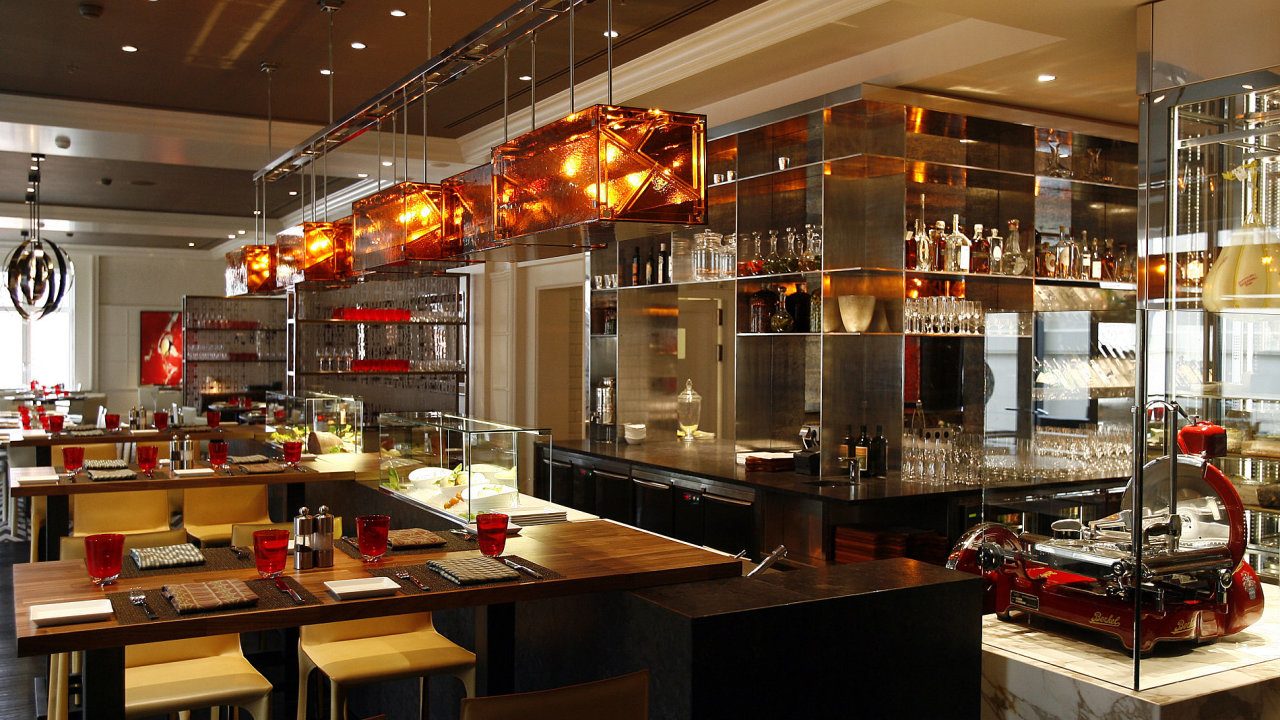 Centrem restaurace je Crudo bar, kde se budou pipravovat studen speciality vetn italskho sashimi. Suroviny jsou vystaveny ve vitrnch na baru.