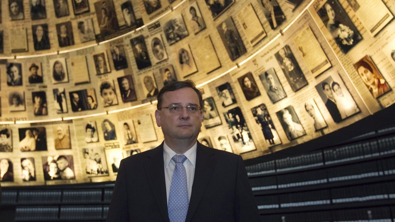 esk premir Petr Neas pi prohldce muzea holocaustu v Jeruzalm
