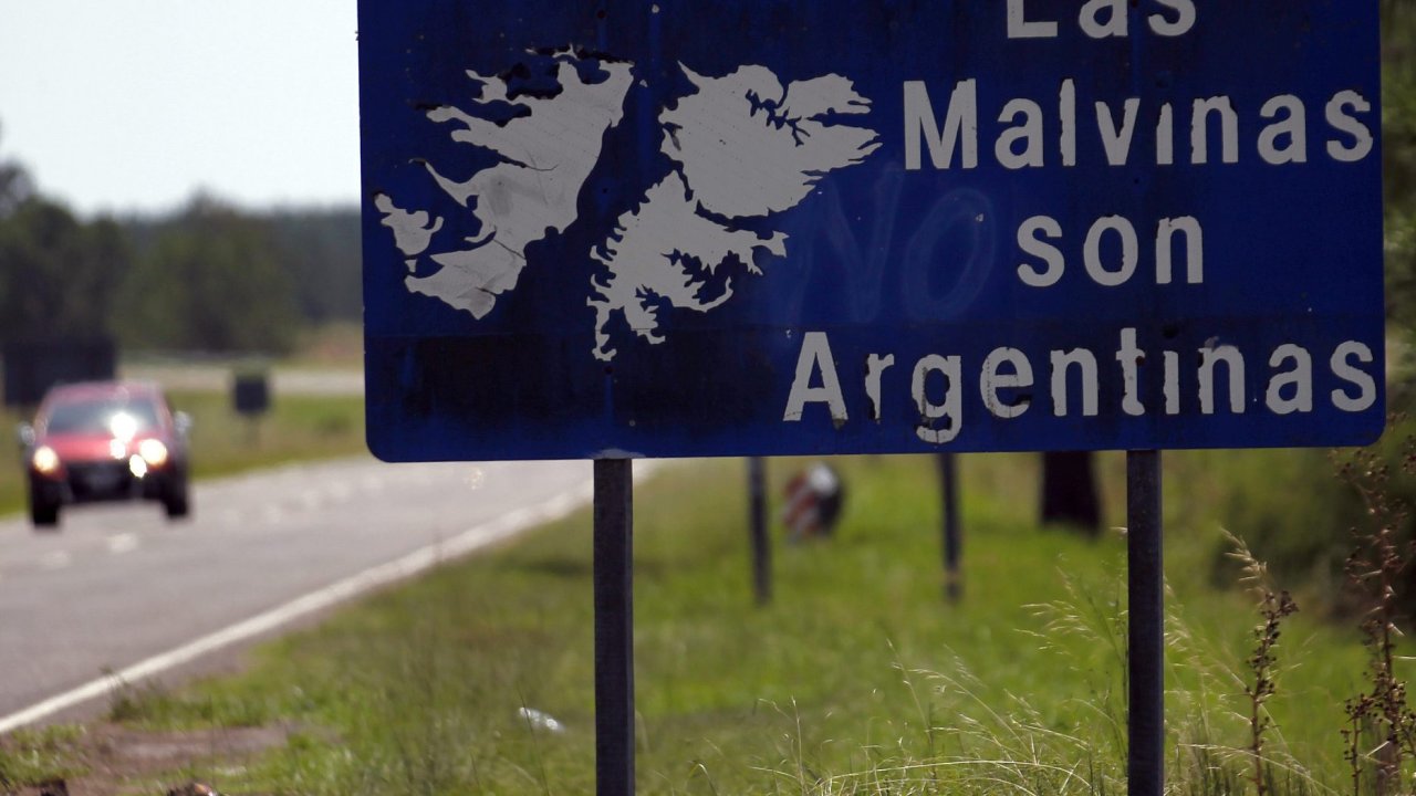 Cedule s npisem: Malvinsk ostrovy pat Argentin
