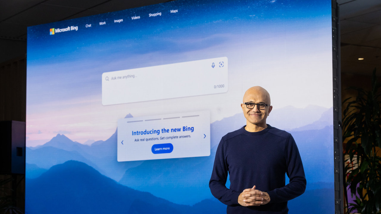 Generální øeditel Microsoftu Satya Nadella pøedstavuje umìlou inteligenci ve vyhledávaèi Bing.