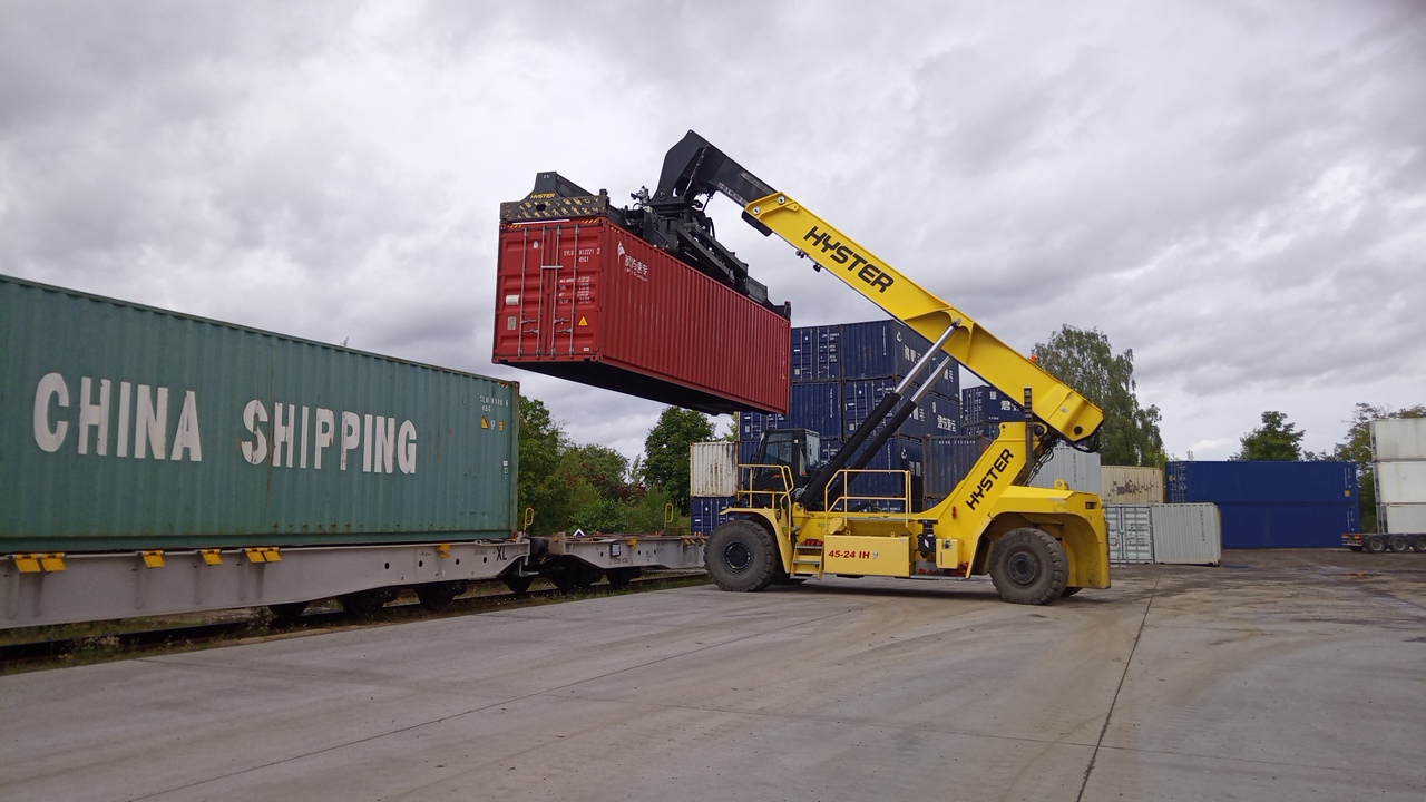 P�ekl�dka na kontejnerov�m termin�lu kombinovan� dopravy v Brn�