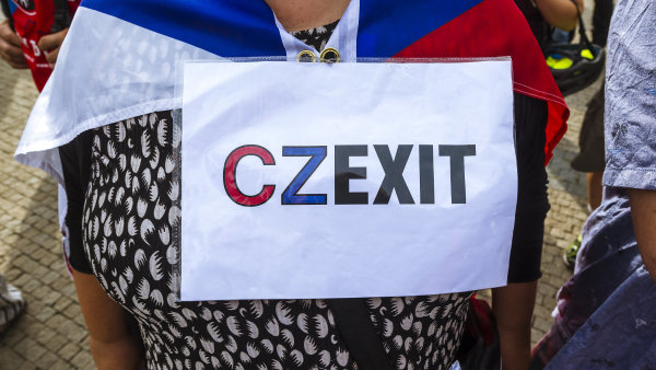 Putin a brexit udělali EU opět velkou. Vystoupení z unie přestali prosazovat i populisté
