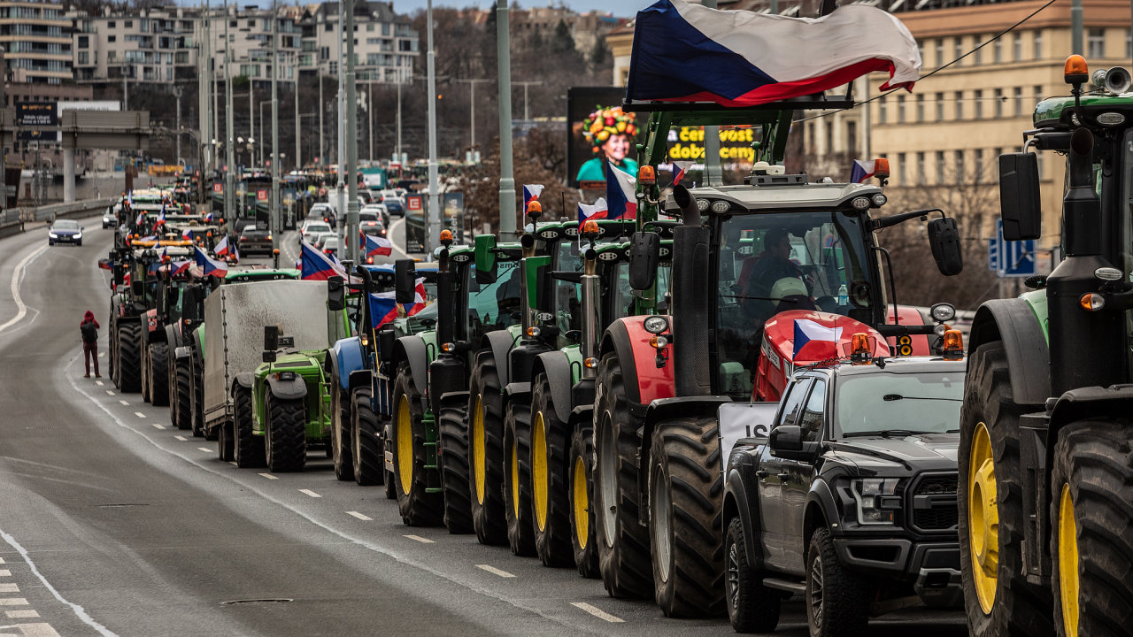 Zemdlci s traktory ped ministerstvem zemdlstv demonstruj proti (podle nich) patn situaci v eskm zemdlstv. Poaduj mj.