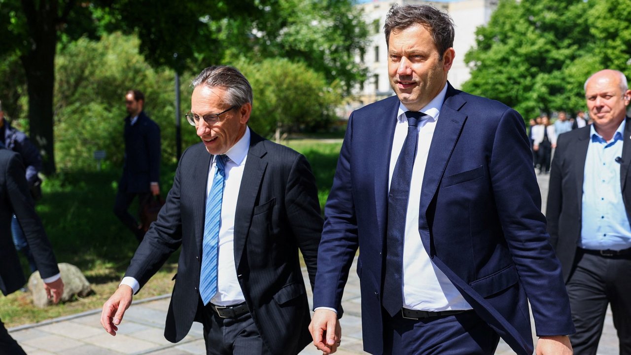 Zleva: Odstupujc nmeck ministr financ Jrg Kukies a jeho nstupce a stranick kolega z SPD Lars Klingbeil.