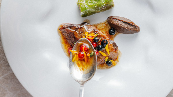 Jaké je menu v nejlepších českých restauracích? Podívejte se pod ruce šéfkuchařů, kteří získali michelinskou hvězdu