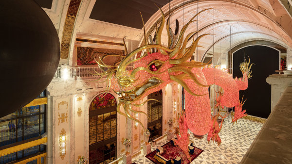 Příběh na draka. Monumentální křišťálové dílo Lasvitu zůstalo uvězněno v opuštěném tropickém resortu, firma ho zpět nechce