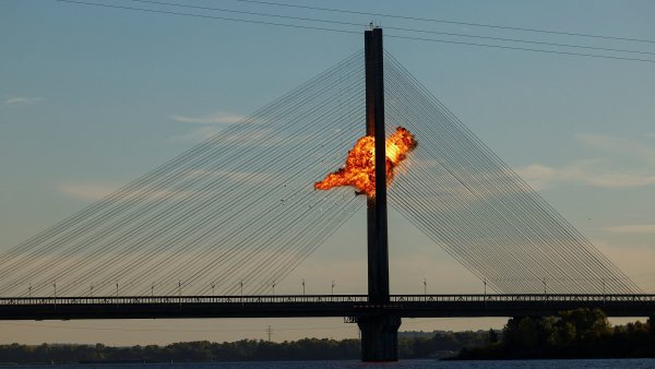 Jeden z kyjevských mostů po zásahu ruského dronu