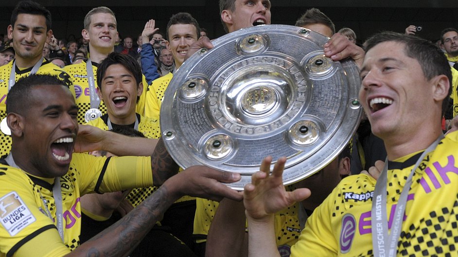 Fotbalist Dortmundu se raduj z mistrovskho titulu.
