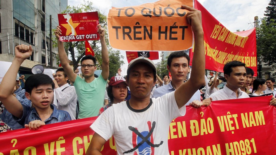 Vietnamci protestuj proti nskmu ropnmu vrtu na spornm zem.