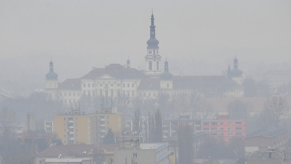 Olomouc tone ve smogu.
