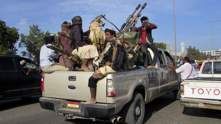 Jement ozbrojenci vrn prezidentovi na patrole v ulicch Adenu.