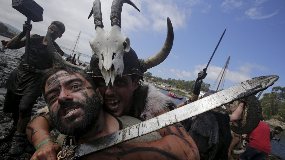Lid obleen jako Vikingov se astn festivalu v Catoie.