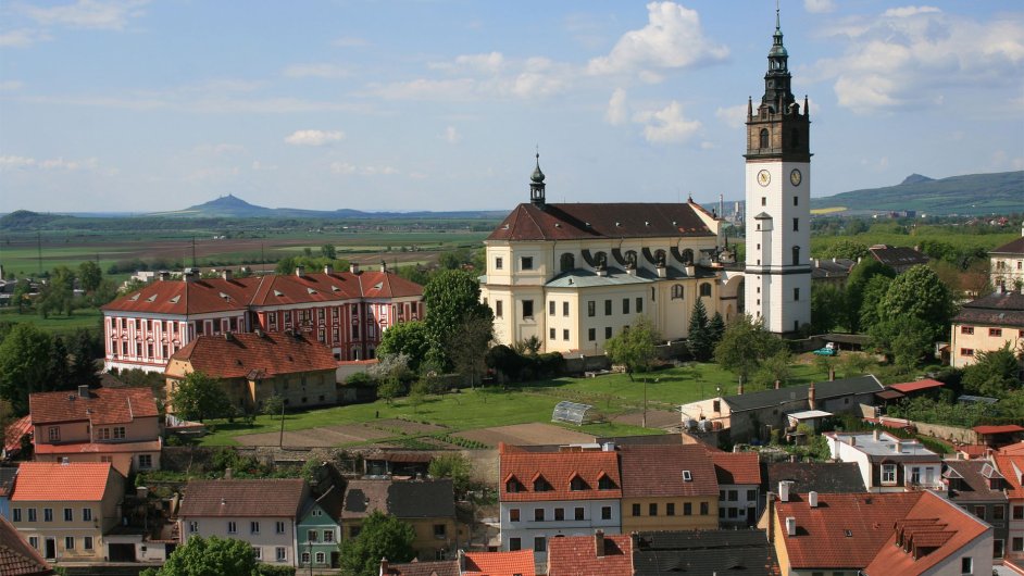 Litomice, v pozad vlevo zcenina hradu Hazmburk