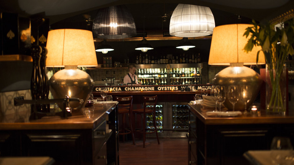 ZdeneksOyster bar se zmdnho champagne baru vypracoval mezi nejlep fine diningov podniky vPraze.