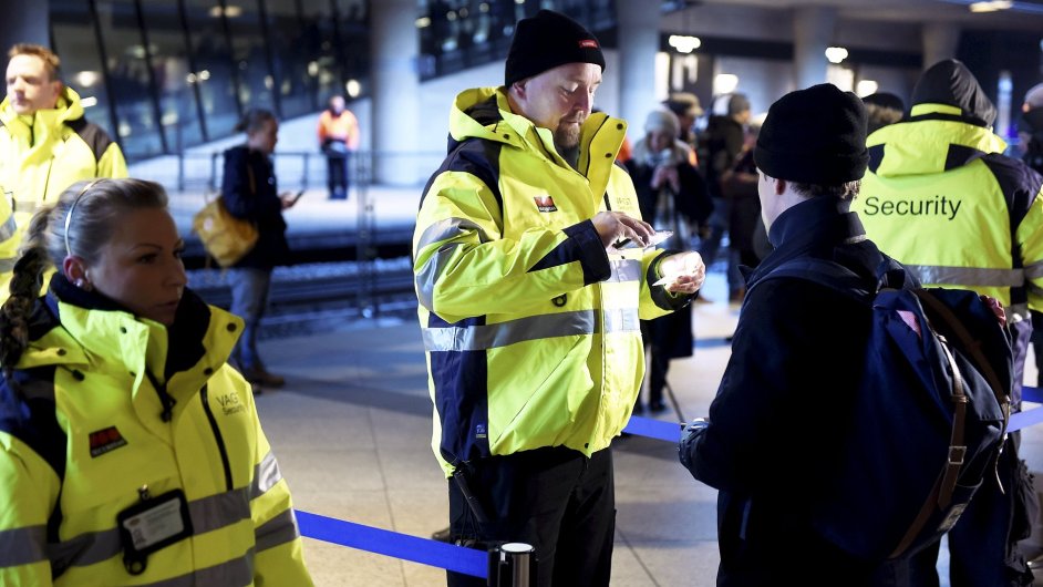 Policie kontroluje totonost na ndra v Kodani.