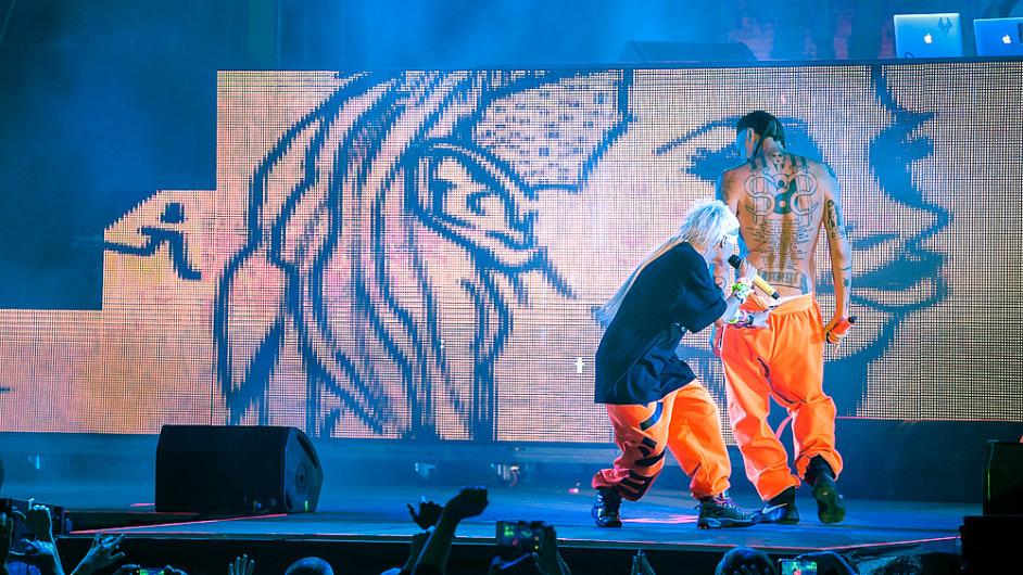 Snímek z pondìlního vystoupení Die Antwoord v pražských Žlutých lázních.