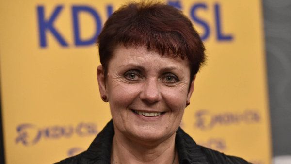 "Zdeněk Škromach je velmi těžký soupeř a bude nesmírně obtížné ho porazit. V žádném případě se ale nevzdávám," říká Anna Hubáčková, starostka Ratíškovic. "Zdeněk Škromach je velmi těžký soupeř a bude nesmírně obtížné ho porazit. V žádném případě se ale nevzdávám," říká Anna Hubáčková, starostka Ratíškovic.