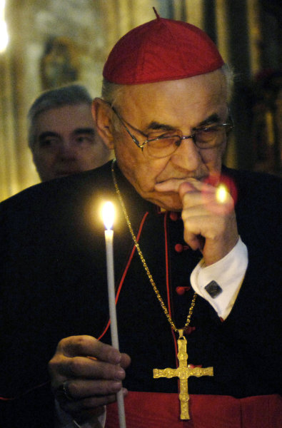 Kardinál Miloslav Vlk přinesl 22. prosince do katedrály svatého Víta v Praze betlémské světlo společně se skauty