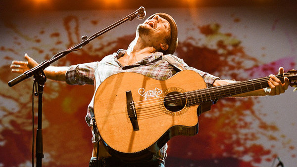 Jason Mraz se dnes s manželkou stará o více než tisíc avokádových a tři stovky ovocných stromů.
