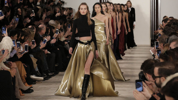 Modelky předvádějí kolekci firmy Ralph Lauren.