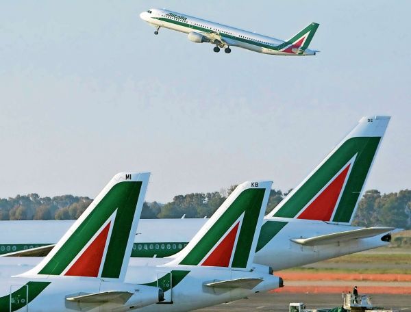 Alitalia pl&aacute;nuje, �e do roku 2017 na palub&aacute;ch letadel nab&iacute;dne wi-fi, pest�ej&scaron;&iacute; v&yacute;b�r j&iacute;del i n&aacute;poj�.