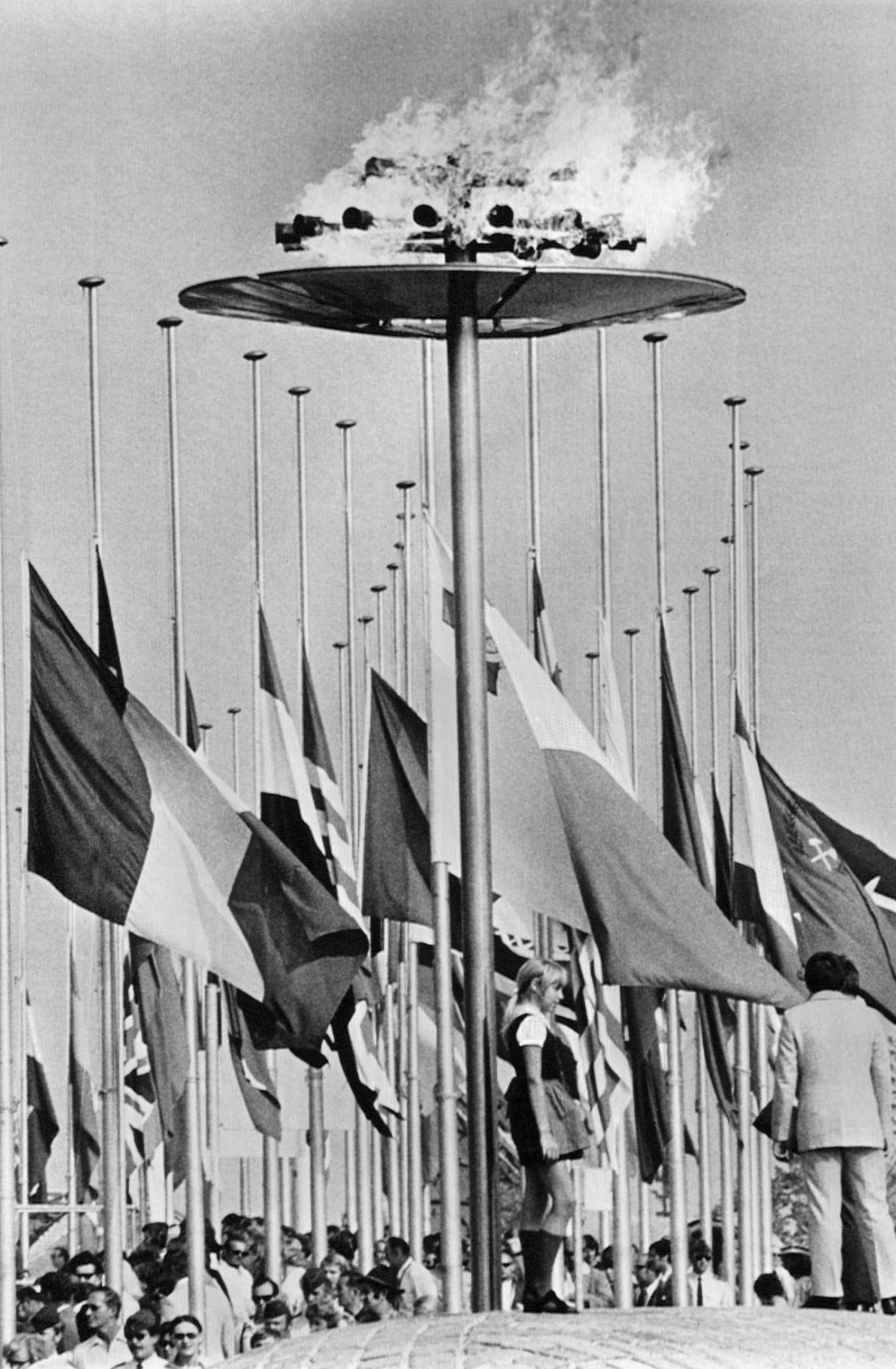Šéfům olympijského výboru dlouho trvalo, než na nečekanou situaci vůbec zareagovali. Nakonec se na hlavním stadionu konala pieta za zesnulé, vlajky byly svěšeny na půl žerdi. (Foto: ČTK) jarvis_59b558f1498e2987da9b9a22.jpeg