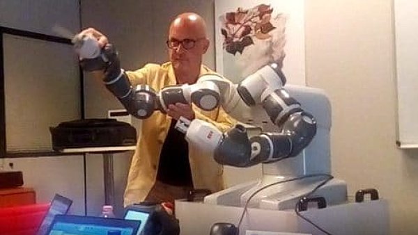 Na snímku s robotem YuMi je ředitel Verdiho divadla v Pise Andrea Colombini.