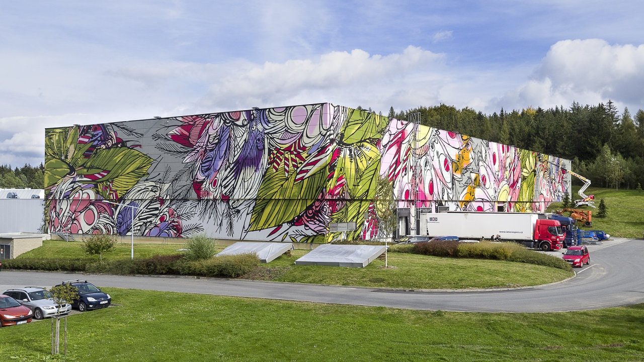 Na humpolském skladu vzniká největší graffiti v Česku