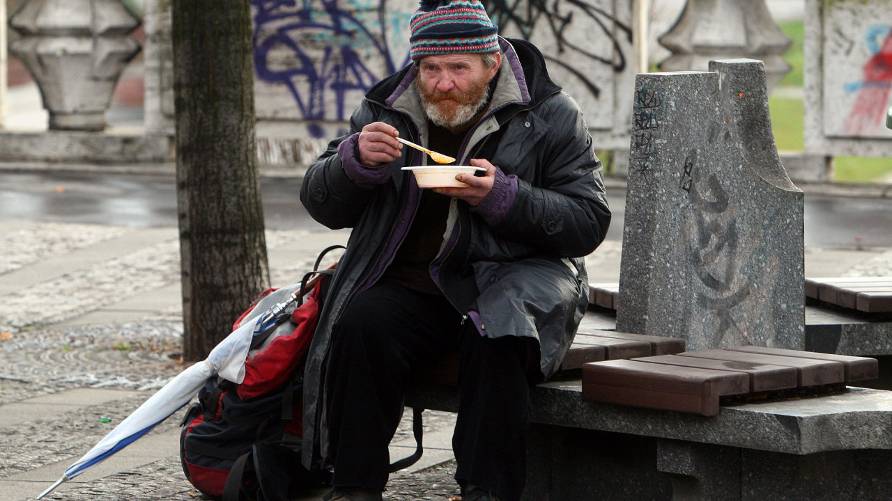 Bezdomovec na pražském nábøeží
